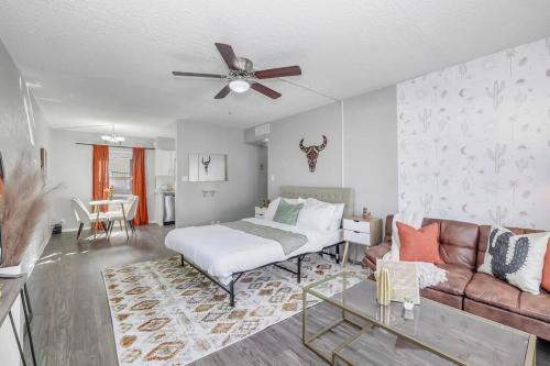 Stylish Desert Getaway, Sleeps 6