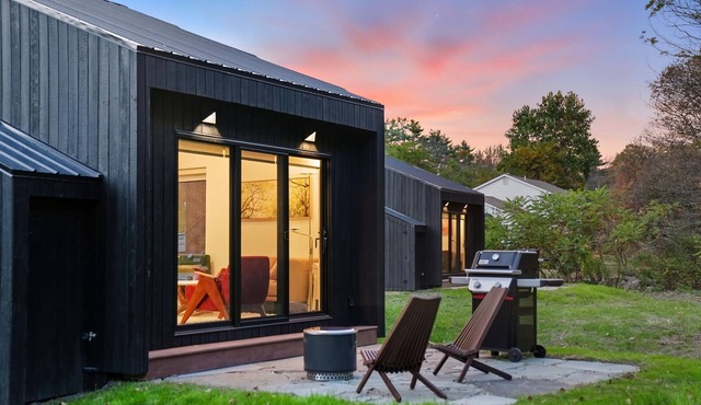 Stylish Designer Loft And Adventure Hub With EV Charger Near Woodstock & Okemo