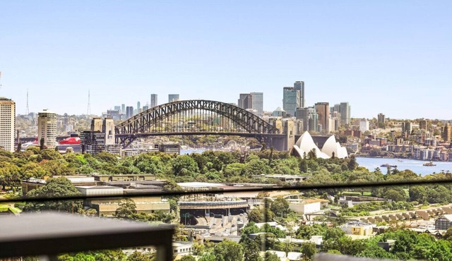 Stylish Double Storey Apt + Harbour Bridge Views!