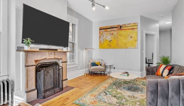 Stylish Downtown 1BR Victorian Brownstone