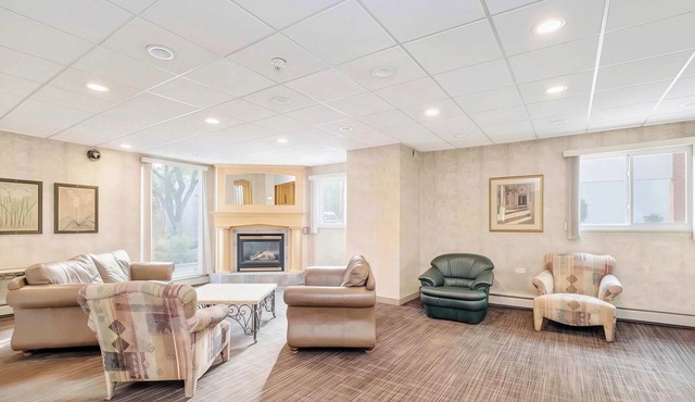 Stylish Downtown Condo near Rogers Place l Parking, Pool, Gym, Balcony & Kitchen