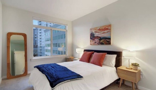 Stylish Downtown Condo w/Parking, Gym, and Pool.