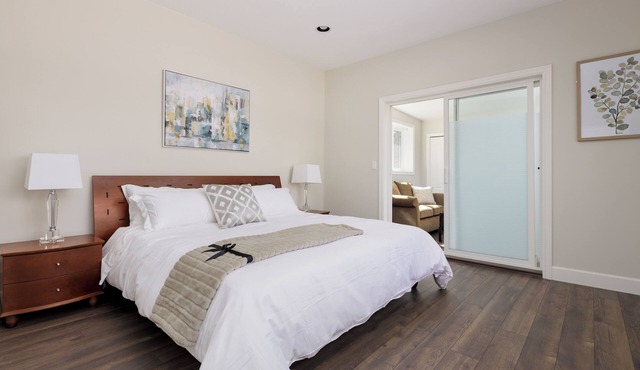 Stylish Ensuite with Living Room in Luxury House