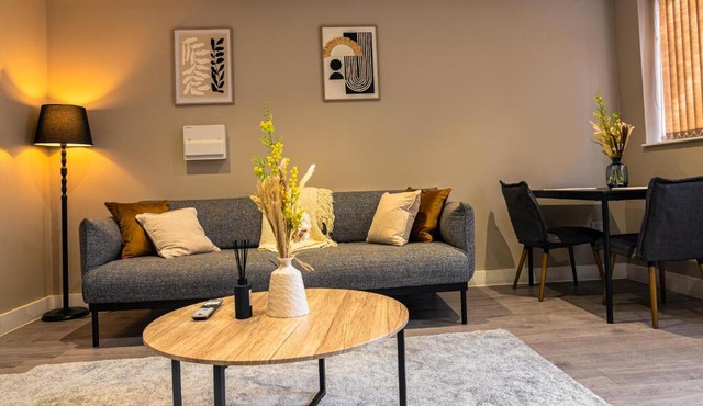 Stylish Flat in Wolverhampton - Short and long Stay with Free Parking