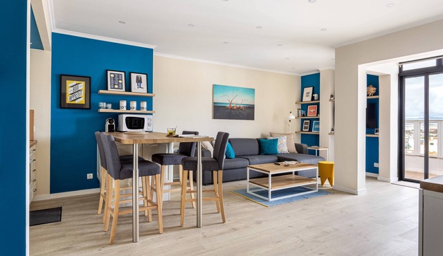 Stylish flat w/balcony overlooking the sea