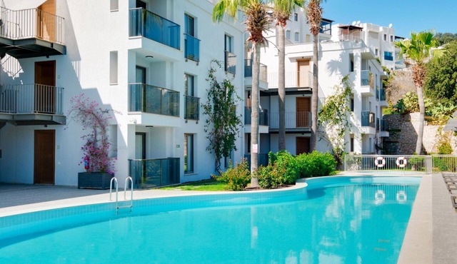Stylish Flat w Pool n Balcony 5 min to Beach