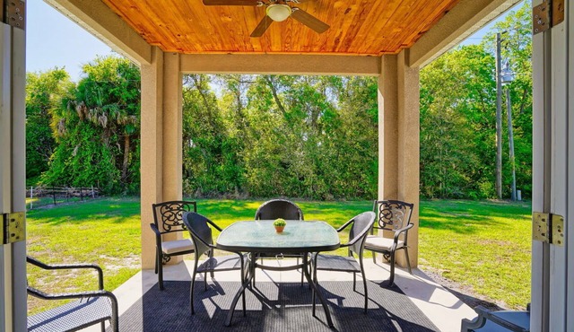 Stylish, Fun & Comfy - Mins to Beaches - Backyard!