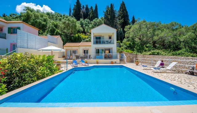 Stylish Hideaway, 2-mins from Marmari Beach!