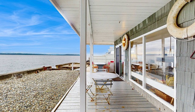 Stylish & historic seaside cottage with easy beach access & amazing views