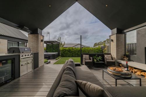 Stylish Home w- Private Spa Indoor & Outdoor Fire