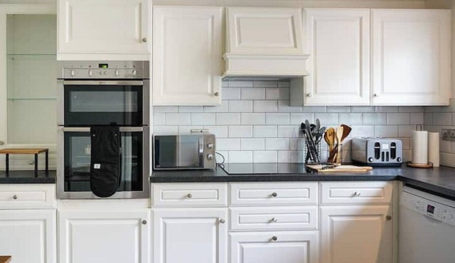 Stylish House Sleeps 9 With Free Parking in Putney