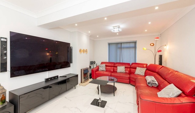 Stylish House|Smart Features|Jacuzzi|Large Garden - Pass the Keys