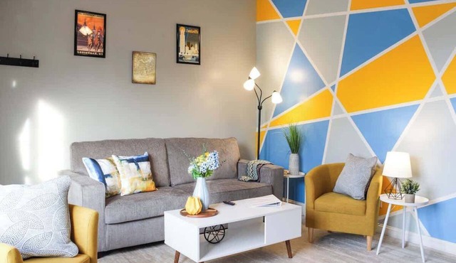 Stylish House Walking Distance from the Fun of the Highlands!