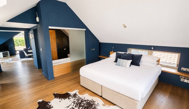 Stylish Loft Apartment Print Room 2 King or Twin