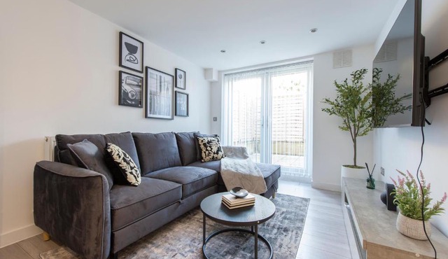 Stylish Luxe Apartment in Crayford