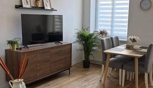 Stylish maisonette - 4 beds, 2 smart TVs
