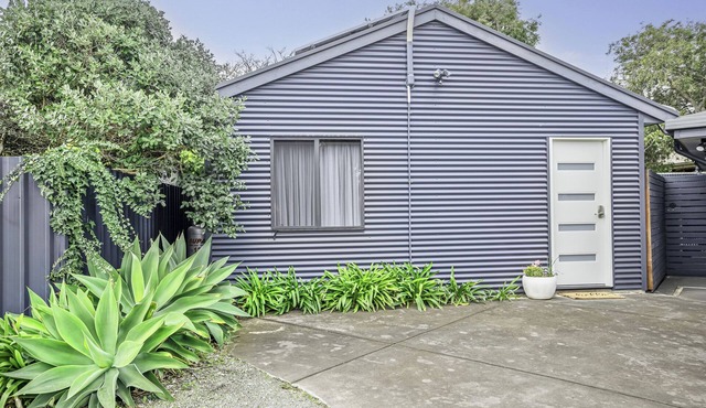 Stylish new studio apartment easy walk to beach - Perfect for romantic getaway