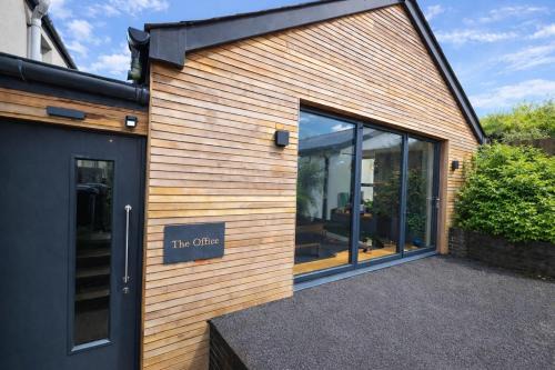Stylish Office Conversion Sleeps 11 EV charger & Pool Table