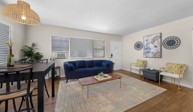 Stylish PB Bungalow, just Blocks to the Beach