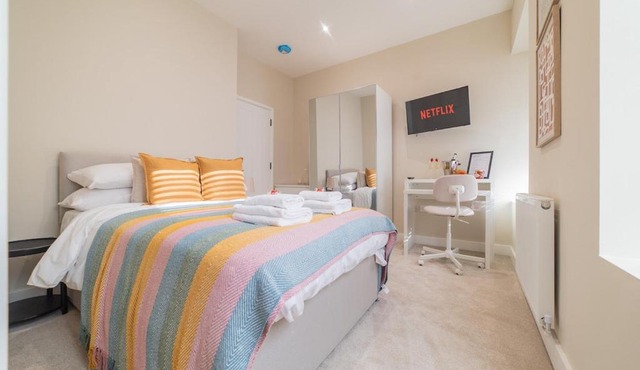 Stylish Private Studio Room with Ensuite Shared Kitchen & Lounge Near City Centre