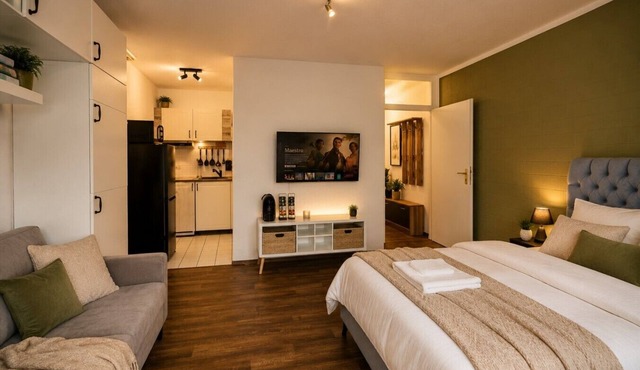 Stylish & Quiet Studio | Parking | WIFI | TV