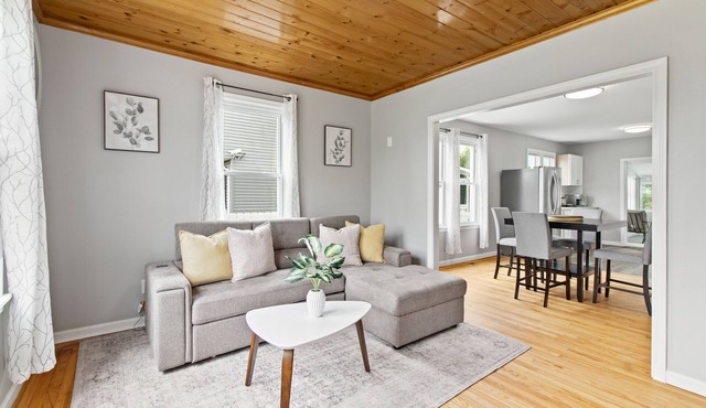Stylish, Relaxing & Comfy 3 BDR Home. 2 minutes to Lake Compounce