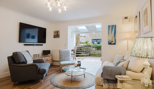 Stylish Retreat with Private Garden in Tetbury