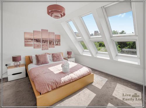 Stylish Riverside 4BR Home with Hot Tub and Free Parking - Sleeps 8