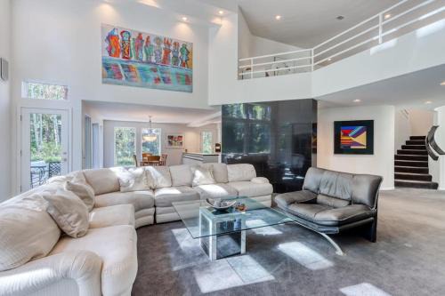 Stylish & secluded home with a washer&dryer fireplace & resort amenity access