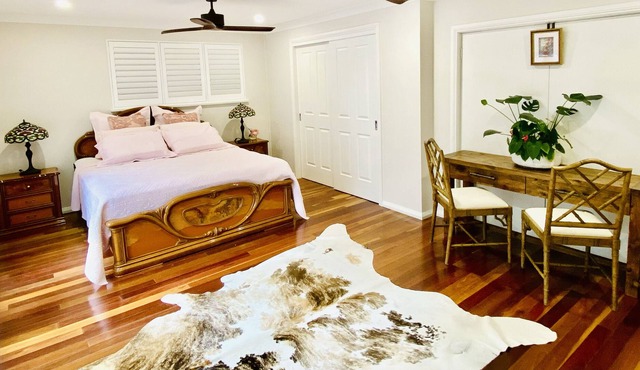 Stylish Self-Contained Guesthouse 5 mins to Trains