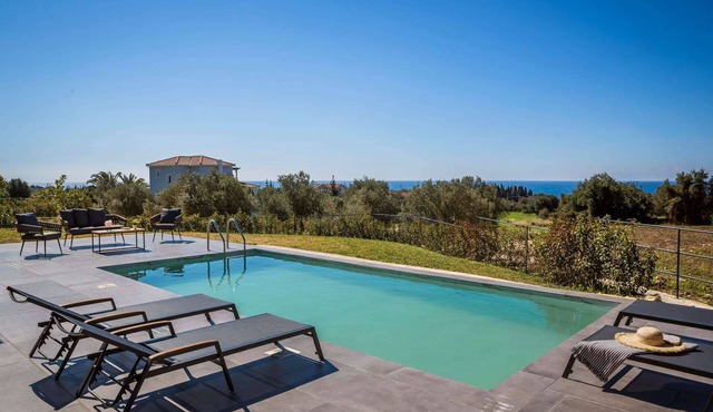 Stylish Single Storey 2-Bed Villa, A/C, Private Pool & Sea Views close to Amenities and Beaches!