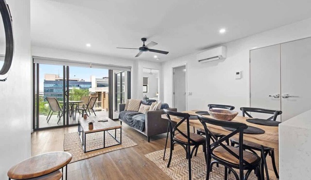 Stylish & Slick! 1Bed/1Bath/1Car ~ Walk to CBD
