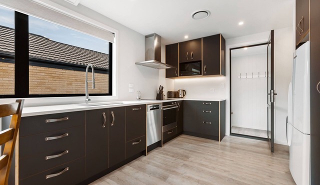 Stylish small 2-bedroom house, nestled in the heart of Clyde