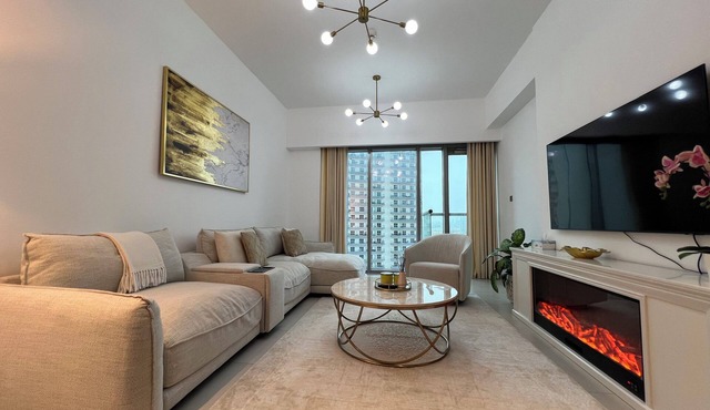 Stylish, Spacious 2 BDR Apartment