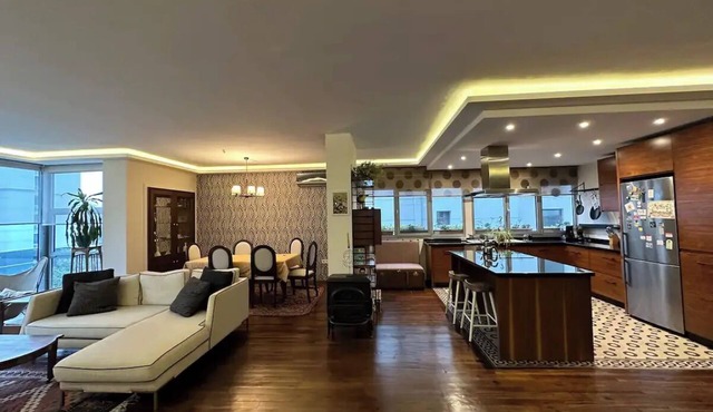 Stylish Spacious 2 bedroom flat in prime location