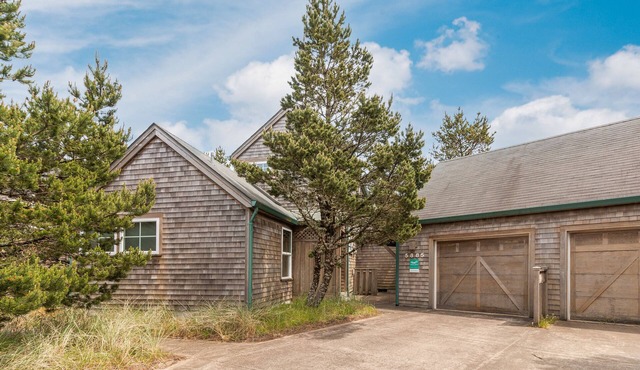 Stylish Spacious 2 Bedroom, Walk to the Beach, or Explore Shorepine Village