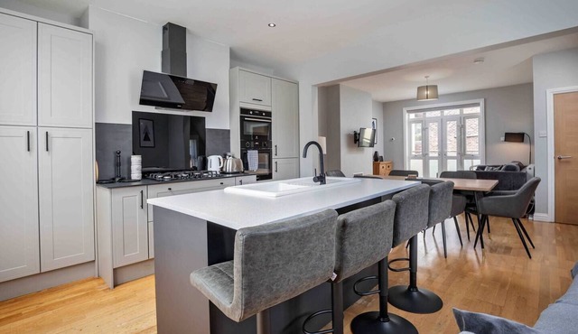 Stylish & Spacious 3 Bed Apartment with Parking