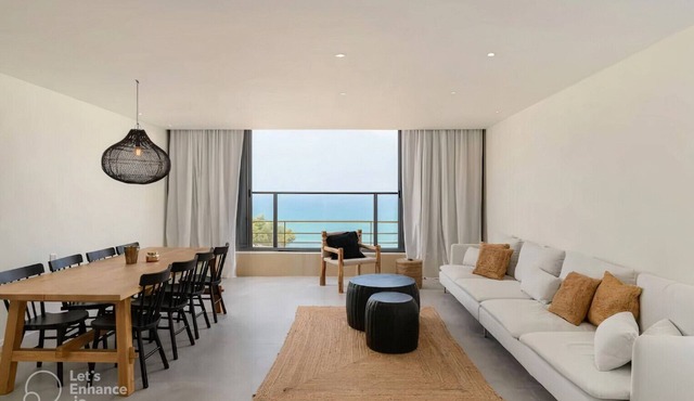 Stylish & Spacious 3 bedroom apartment by the Sea