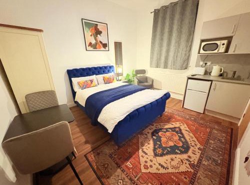 Stylish studio 8,Weekly, Monthly stay deals,Parking,Contractors,NHS,Families, Relocators, nr Sandwell hospital