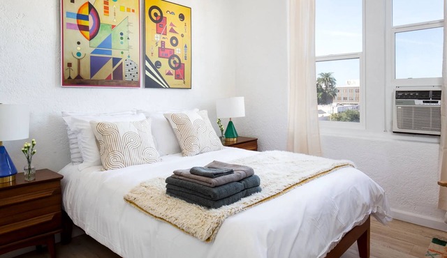 Stylish Studio Minutes to Downtown