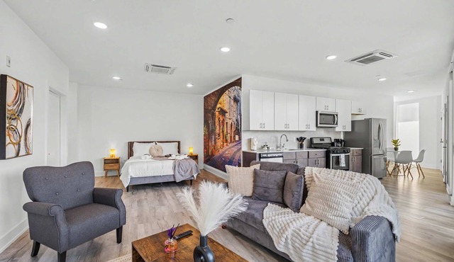 Stylish Studio Sleeps 2 Near Reading Terminal PA