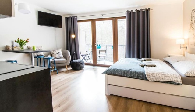Stylish Studio with Balcony, 12 Min to City Centre, Free Netflix & WiFi