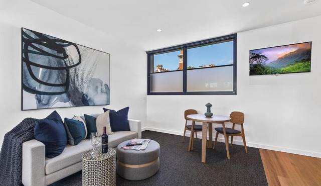 Stylish Studio with Great Amenities near Beachside