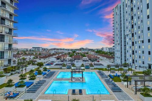 Stylish Studio with Pool View at the Heart of Downtown Doral