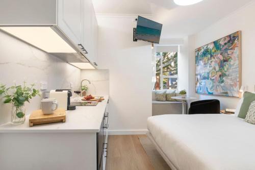 Stylish Studio with Rooftop Harbour Views