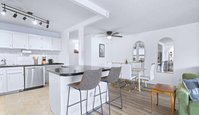 Stylish Suite at Stampede w/Free Parking, AC