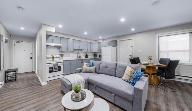 Stylish Suite Near Trinity Bellwoods & Little Italy
