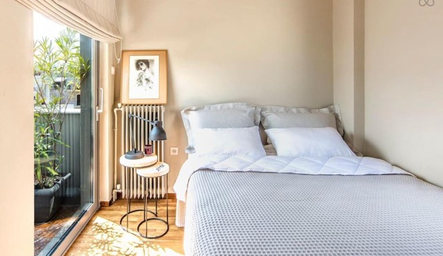Stylish sunny apt 1 stop from city center