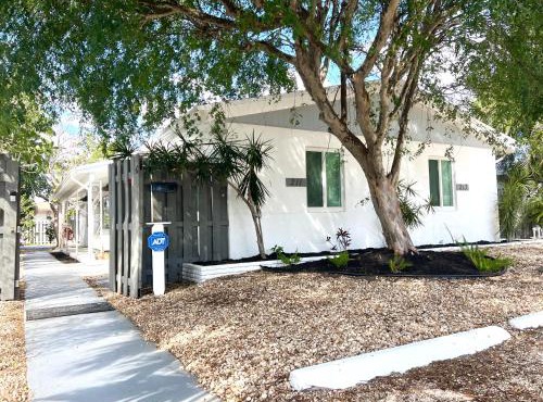 Stylish Tropical Key West Home - Private Yard, Free Parking & Laundry