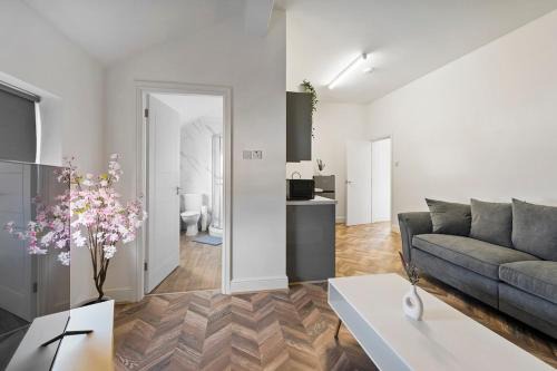 Stylish two bedroom flat in Woolton village